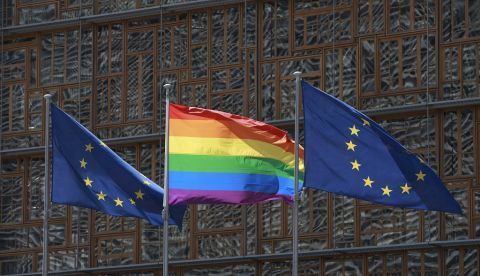 Vista de la bandera de la bandera arcoíris entre dos banderas de la Unión Europea, durante el Día Internacional contra la Homofobia y la Transfobia, ante la sede del Consejo Europeo en Bruselas, Bélgica. EFE/Archivo