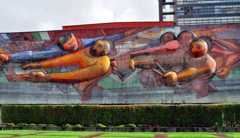 Escultopintura “El pueblo a la universidad, la universidad al pueblo. Por una cultura nacional neohumanista de profundidad universal”, obra de David Alfaro Siqueiros en la rectoría de la Universidad Nacional Autónoma de México (1952‑1956).