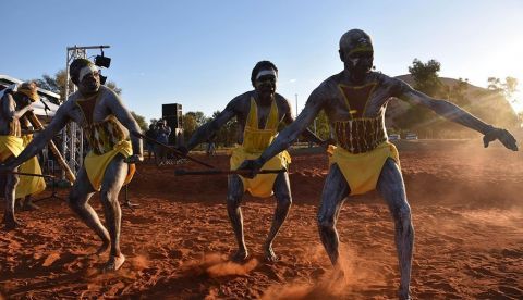 Bailarines de East Arnhem Land en la ceremonia de apertura de la Convención Nacional Constituyente Indígena  el 23 de mayo de 2017, en Mutitjulu, cerca de Uluru, Territorio del Norte (Australia). EFE/Archivo