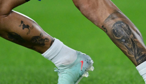 Los tatuajes en las piernas del centrocampista argentino Leandro Paredes. Marcelo Endelli/Getty Images