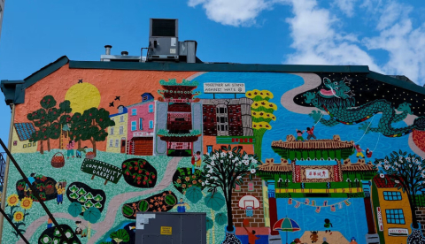 ‘We dreamt an orchard this way’ es un mural diseñado por la artista Gina Kim como parte de la serie de murales AAPI de Porch Light. El mural se encuentra en la segunda planta del restaurante Vietnam, en el barrio de Chinatown de Filadelfia. Esta llamativa obra de arte fue pintada por el muralista principal Kien Nguyen, con la ayuda de Lucía Michel. Forma parte del programa Mural Arts de Filadelfia. roamer.rat/Shutterstock