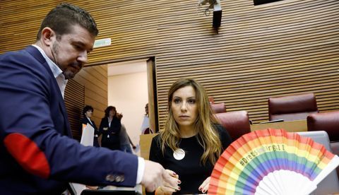 VALÈNCIA (ESPAÑA), 21/11/2018.- La diputada socialista Rosa Mustafá y el de Ciudadanos Emilio Argüeso conversan en el pleno de Les Corts Valencianes que ha aprobado este miércoles la ley de igualdad de las personas LGTBI, que prohíbe las terapias de aversión para modificar la orientación sexual y prevé multas de hasta 120.000 euros en caso de infracción muy grave, como realizar o difundir de esas terapias. EFE/Kai Försterling