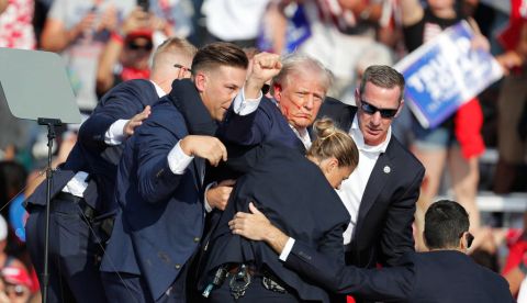 Un Trump ensangrentado y desafiante podría convertirse en la imagen que defina las elecciones en EE.UU.
