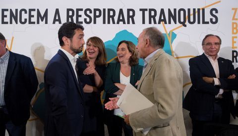 BARCELONA, 16/09/2019.- (De izq. a drch.) El conseller de Territorio y Sostenibilidad, Damiá Calvet; la teniente de alcalde de Barcelona, Janet Sanz; la alcaldesa de Barcelona, Ada Colau; y el vicepresidente de la Àrea Metropolitana de Barcelona, Antoni Povera; tras presentar la propuesta de ordenanza de la Zona de Bajas Emisiones (ZBE) del ámbito de las Rondas, que entrará en vigor el 1 de enero de 2020, y en la que, además de prohibir circular a los vehículos a gasolina de antes del 2000, a los diesel de antes del 2005, y a las motos de antes de 2003, prevé sancionar con multas de entre 200 y 1.800 euros a los vehículos más contaminantes que vulneren la prohibición de circular por el área metropolitana de Barcelona los días laborables de 7 a 20 horas a partir del 1 de abril de 2020. EFE/Marta Pérez.
