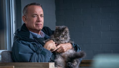 Tom Hanks “recupera” la esperanza de un viudo gruñón en “A Man Called Otto”