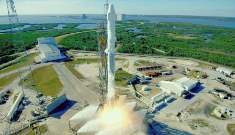 Fotografía cedida por la NASA donde se observa el cohete Falcon 9 de SpaceX cargado con la cápsula Dragon, durante su lanzamiento hoy, viernes 15 de diciembre de 2017, desde la estación de la Fuerza Aérea en Cabo Cañaveral, Florida (EE.UU.). EFE/Nasa