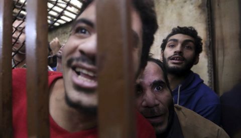 Un grupo de hombres reacciona tras ser absueltos de una acusación de "libertinaje" por un tribunal de El Cairo (Egipto). EFE/Archivo