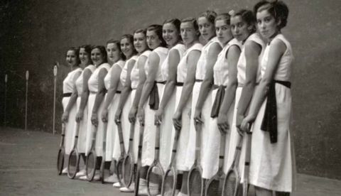  Grupo de raquetistas, en su mayoría eibarresas, posando en el frontón “Gros”, al que apodaban “la bombonera de plata”. Fotografía de Pascual Marín, 1938. Kutxa Fototeka, CC BY-NC