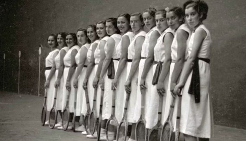  Grupo de raquetistas, en su mayoría eibarresas, posando en el frontón “Gros”, al que apodaban “la bombonera de plata”. Fotografía de Pascual Marín, 1938. Kutxa Fototeka, CC BY-NC