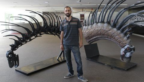 El paleontólogo Pablo Gallina fue registrado este lunes al posar junto a las maquetas del 'Bajadasaurus pronuspinax', un nuevo dinosaurio descubierto en la Patagonia, en el Centro Cultural de la Ciencia de Buenos Aires (Argentina). EFE