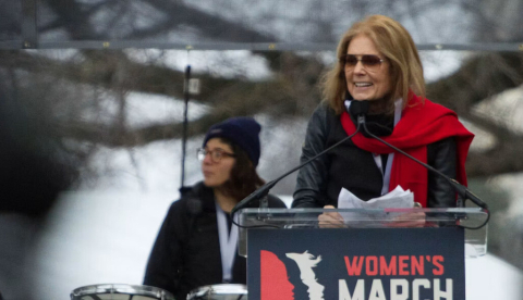 La escritora y activista por los derechos de las mujeres Gloria Steinem pronuncia un discurso en la Marcha de las Mujeres en Washington, el sábado 21 de enero de 2017. Michael Candelori / Shutterstock