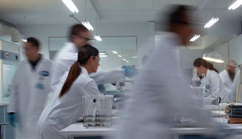 Empleados de Pfizer en el laboratorio.
