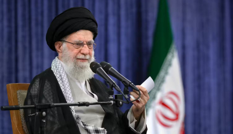 El ayatolá Jamenei fue líder supremo de Irán desde 1989 hasta su asesinato en 2026 por las fuerzas estadounidenses e israelíes. En esta imagen aparece en 2025, durante la ceremonia del primer aniversario de la muerte del expresidente iraní Ebrahim Raisi. khamenei.ir/Wikimedia Commons, CC BY