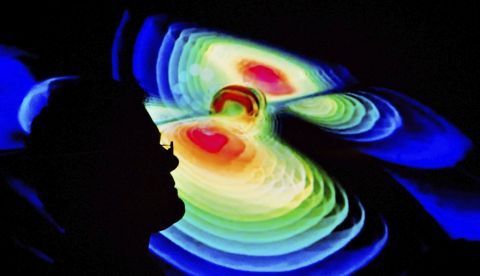 Fotografía de archivo (Hannover, 11/02/2016) en la que un científico observa una representación de las ondas gravitacionales en el Instituto de Max Planck de la Física Gravitacional en la universidad Leibniz de Hannover, Alemania. EFE/Archivo