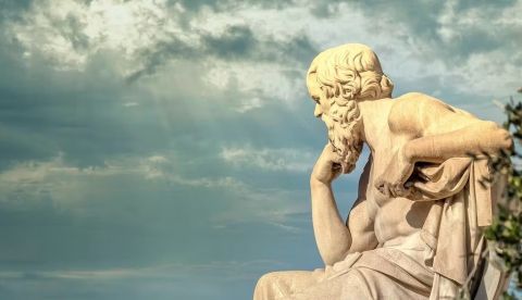  Sócrates y Platón representan arquetipos de una comunicación en la que el silencio, la pregunta, el testimonio indirecto y el enigma son más cruciales que la afirmación, la doctrina, la autoridad o lo sabido. Shutterstock / Dimitrios P