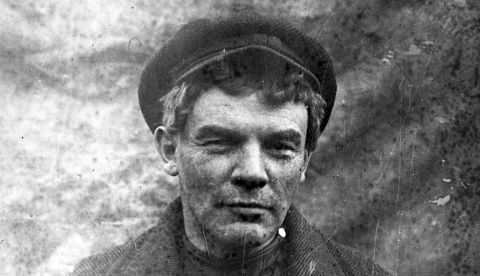 Lenin disfrazado de obrero para pasar a Finlandia durante su último periodo en la clandestinidad en el verano de 1917, tras el fracaso de las Jornadas de Julio. / Wikipedia