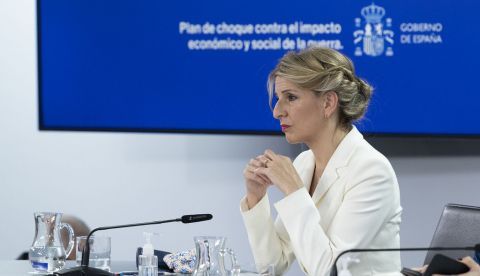 La vicepresidenta segunda y ministra de Trabajo y Economía Social, Yolanda Díaz, comparece ante los medios de comunicación, en la rueda de prensa posterior al Consejo de Ministros. / La Moncloa.
