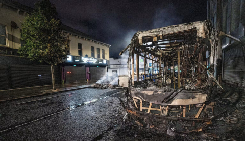 Manifestantes incendiaron vehículos, negocios y viviendas en Belfast. Sipa US/Alamy Live News