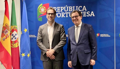 El vicepresidente primero y ministro de Economía, Comercio y Empresa, Carlos Cuerpo, con el ministro de Economía y Cohesión Territorial de Portugal, Manuel Castro Almeida, en Lisboa. / © lamoncloa.gob.es. Ministerio de la Presidencia.