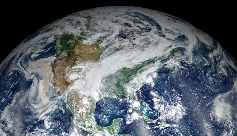 Los datos de satélite permiten a los científicos observar la evolución de los incendios. Joshua Stevens / NASA Earth Observatory