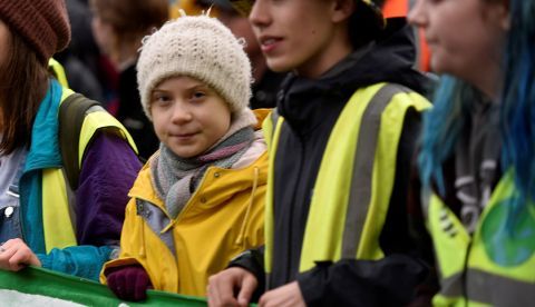 Bristol (Reino Unido), 28/02/2020.- El activista sueco por el cambio climático Greta Thunberg (C) marcha con sus compañeros activistas en Bristol, Gran Bretaña, el 28 de febrero de 2020. Se esperaba que una multitud de 25,000 personas se uniera al evento, ya que los entrenadores trajeron manifestantes a la ciudad desde el otro lado de Gran Bretaña. (Protestas, Reino Unido) EFE / EPA / NEIL MUNNS