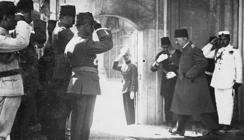 El sultán Vahideddin (Mehmed VI) saliendo por la puerta trasera del palacio de Dolmabahçe en Estambul. Pocos días después de que se tomara esta fotografía, el sultán fue depuesto y exiliado (junto con su hijo) en un barco de guerra británico a Malta (17 de noviembre de 1922), y luego a San Remo (Italia), donde finalmente murió en 1926. Wikimedia Commons