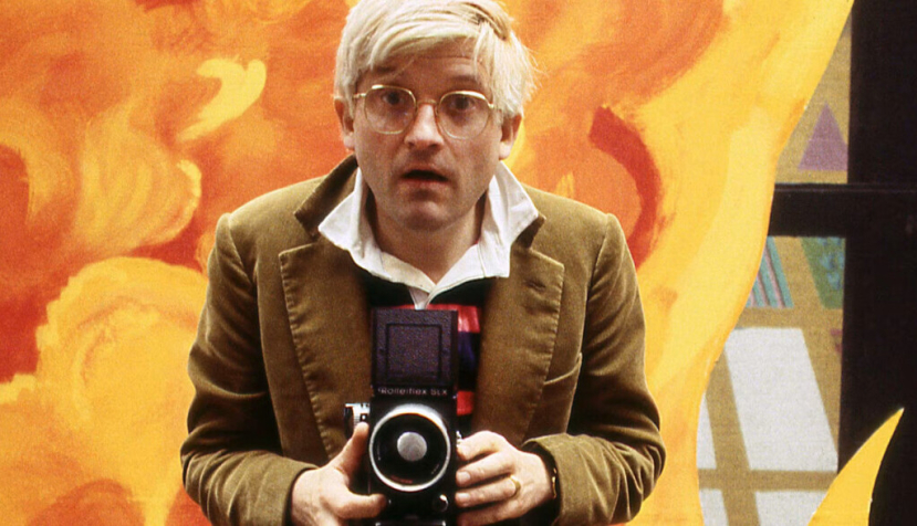 David Hockney, el artista que obligó a Gran Bretaña a hacer sitio al color, la alegría y la identidad ‘queer’