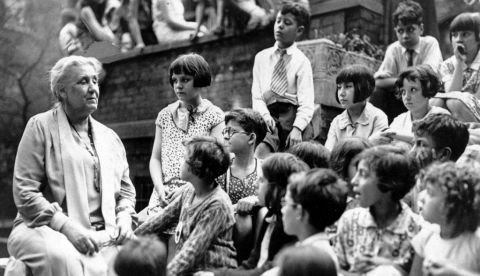Jane Addams habla con los visitantes de Hull House en 1935. / © National Archives