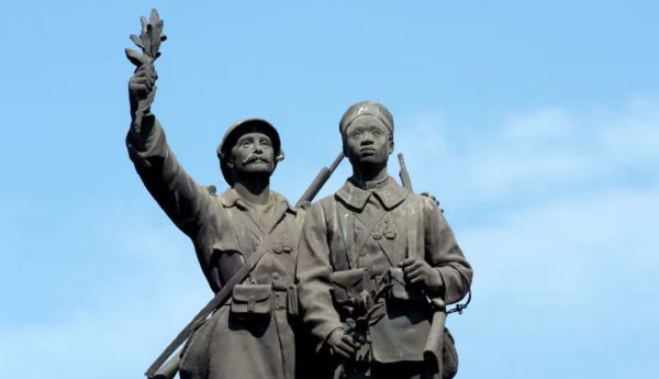 Le monument aux morts Demba et Dupont, érigé à Dakar en 1923, rend hommage aux tirailleurs sénégalais de la Première Guerre mondiale. Mais ce corps militaire a été créé plusieurs décennies plus tôt, et le capitaine Mamadou Racine y a servi à la fin du XIXe siècle. Seyllou/AFP