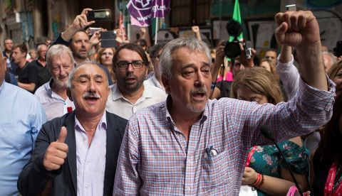 BARCELONA (ESPAÑA), 12/08/2018.- Rafael Espartero (d), secretario de organización de UGT, Pepe Álvarez (i), secretario general de UGT y Camil Ros (c), secretario general de UGT en Catalunya durante el acto en el local donde en 1888 se fundó el sindicato socialista, dentro de los actos de conmemoración de los 130 años de la fundación de UGT.UGT cumple hoy 130 años desde su fundación, una trayectoria que le coloca como el segundo sindicato más longevo de Europa y que su secretario general, Pepe Álvarez, resume en una frase: "Detrás de cada derecho y libertad conquistado desde 1888 en nuestro país siempre ha habido un ugetista".-EFE/ Enric Fontcuberta.