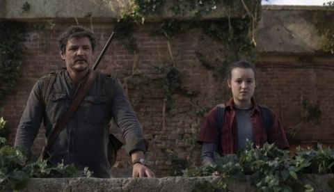Pedro Pascal y Bella Ramsey como Joel y Ellie en The Last of Us. HBO