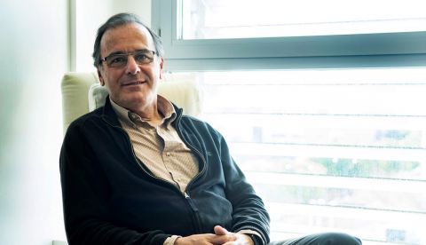 El profesor de investigación del CSIC en la Estación Biológica de Doñana, de Sevilla, el cordobés Pedro Jordano, posa para entrevista con Efe tras recibir el Premio Nacional "Alejandro Malaspina" de Ciencias y Tecnologías de los Recursos Naturales. EFE