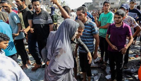 Supervivientes de un ataque aéreo israelí en la ciudad de Rafah, en el sur de la Franja de Gaza, el 10 de noviembre de 2023. Shutterstock