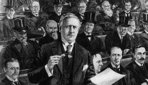 De izquierda a derecha, Sr. J A Pease (Lord Gainford), primer ministro británico Herbert Henry Asquith (1852-1928), primer vizconde de Haldane, Sr. McKenna y primer vizconde de Samuel en la Cámara de los Comunes, Londres. Asquith pronuncia un discurso sobre los acontecimientos en los Balcanes durante la Revolución Turca. Obra de arte original: dibujada por Ralph Gleaver para The Graphic, 1908.