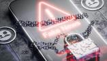  Un teléfono que muestra una alerta de "fake news" y un candado Alexander56891/Shutterstock