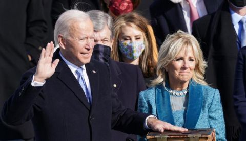 Joe Biden presta juramento.