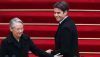 Le nouveau Premier ministre Gabriel Attal salue sa prédécesseure Elisabeth Borne lors de la cérémonie de passation à Matignon le 9 janvier 2024. Emmanuel Dunand/AFP