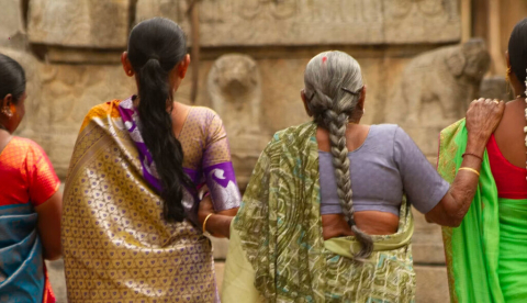 Cuatro mujeres caminan por el templo de Veerabhadra (Andhra Pradesh, India). Alexandre Nomad/Shutterstock