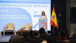 La vicepresidenta segunda y ministra de Trabajo y Economía Social, Yolanda Díaz, presenta el informe de la Comisión Internacional de personas expertas en Responsabilidad Social de las Empresas (RSE), en la sede del Ministerio. / © lamoncloa.gob.es. Ministerio de la Presidencia.
