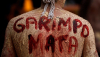 Un indígena yanomami protesta contra la minería ilegal en una manifestación en Brasilia, durante el gobierno de Bolsonaro, en 2022: la minería ilegal de oro puede propagar la malaria de diversas maneras, como con la tala de bosques en las riberas de los ríos y el transporte del parásito a otras zonas del país. AP Photo/Eraldo Peres
