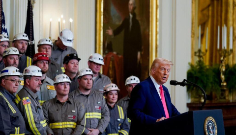 El presidente de Estados Unidos, Donald Trump, rodeado de mineros de carbón en la Casa Blanca. 