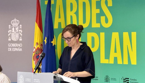 La ministra de Sanidad, Mónica García, en el acto de entrega de diplomas "Pioneras en la puesta en marcha del programa 'Tardes Con Plan'". / © lamoncloa.gob.es. Ministerio de la Presidencia.