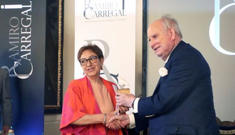 La doctora Amparo Cano catedrática del Departamento de Bioquímica de la Universidad Autónoma de Madrid (UAM), recoge en Santiago de Compostela el Premio Internacional de Investigación Oncológica, Científica y Técnica Ramiro Carregal de las manos del empresario que da nombre al premio. EFE