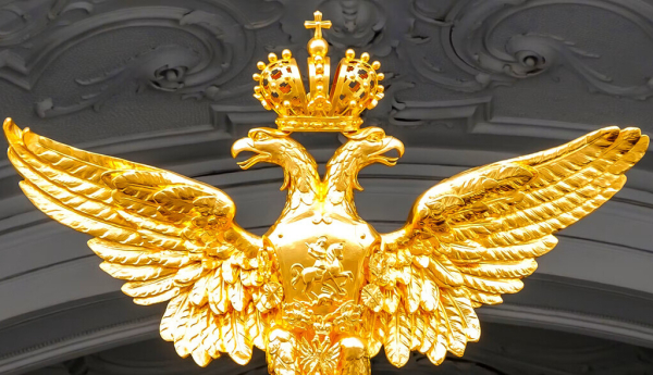 L’aigle bicéphale, emblème de l’Empire russe, sur la porte du musée de l’Ermitage à Saint-Pétersbourg. SSV.Photo/Shutterstock (no reuse)
