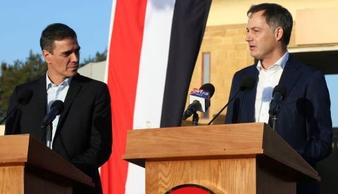 Pedro Sánchez y el primer ministro de Bélgica, Alexander de Croo, en una rueda de prensa en el paso de Rafah, que une la Franja de Gaza con Egipto, el 24 de noviembre de 2023. RTVE