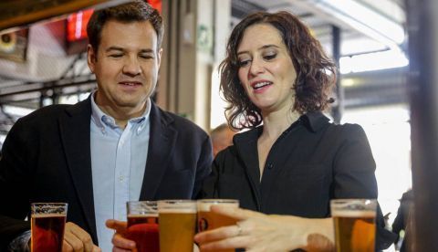 Isabel Díaz Ayuso sigue el escrutinio de votos en la sede del PP en la calle Génova. / Foto PP.
