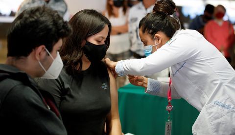 La OMS ve posible que las vacunas reduzcan su eficacia ante la variante ómicron