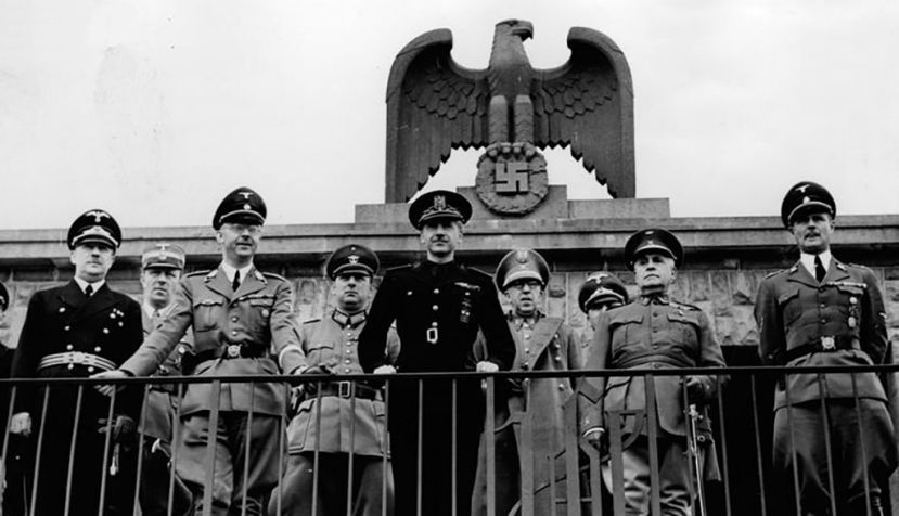 Serrano Suñer y Himmler, junto a otros oficiales en la sede de la división «Adolf Hitler» en Berlín (1940). / Wikipedia.