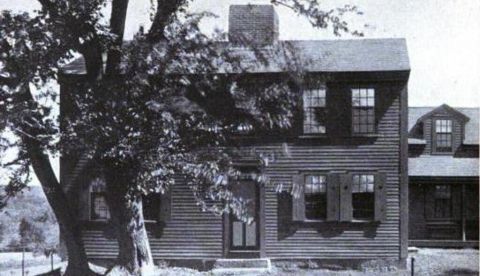 Edificio principal de Fruitlands, hacia 1915. La morera delante de la casa fue plantada por los filósofos para la reproducción de gusanos de seda. (Fuente: https://commons.wikimedia.org/wiki/File:Fruitlands_in_1915.jpg)