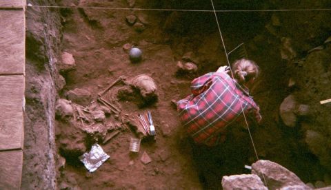 Excavación de un doble enterramiento en el refugio rocoso de Shum Laka (Camerún) que contiene los restos de dos niños que vivieron hace 8.000 años. EFE/Isabelle Ribot